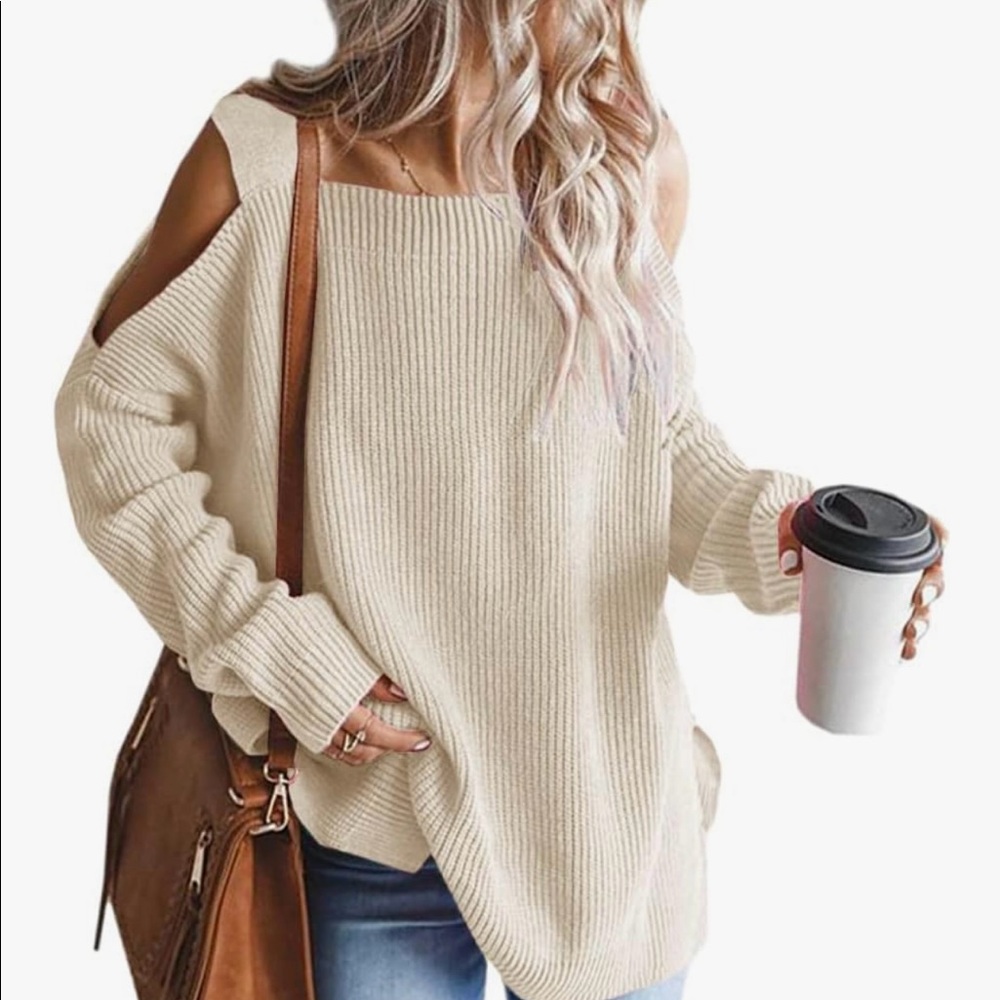 Sweater with cutout shoulders detail
